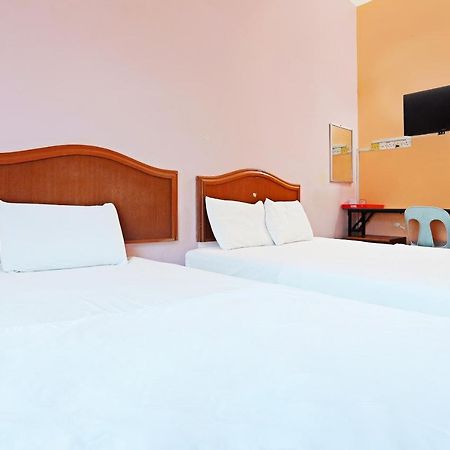 Oyo 90598 Living House C0 Hotel Kuching Bagian luar foto