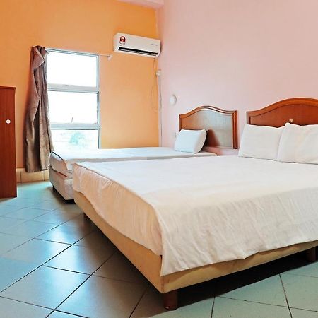 Oyo 90598 Living House C0 Hotel Kuching Bagian luar foto
